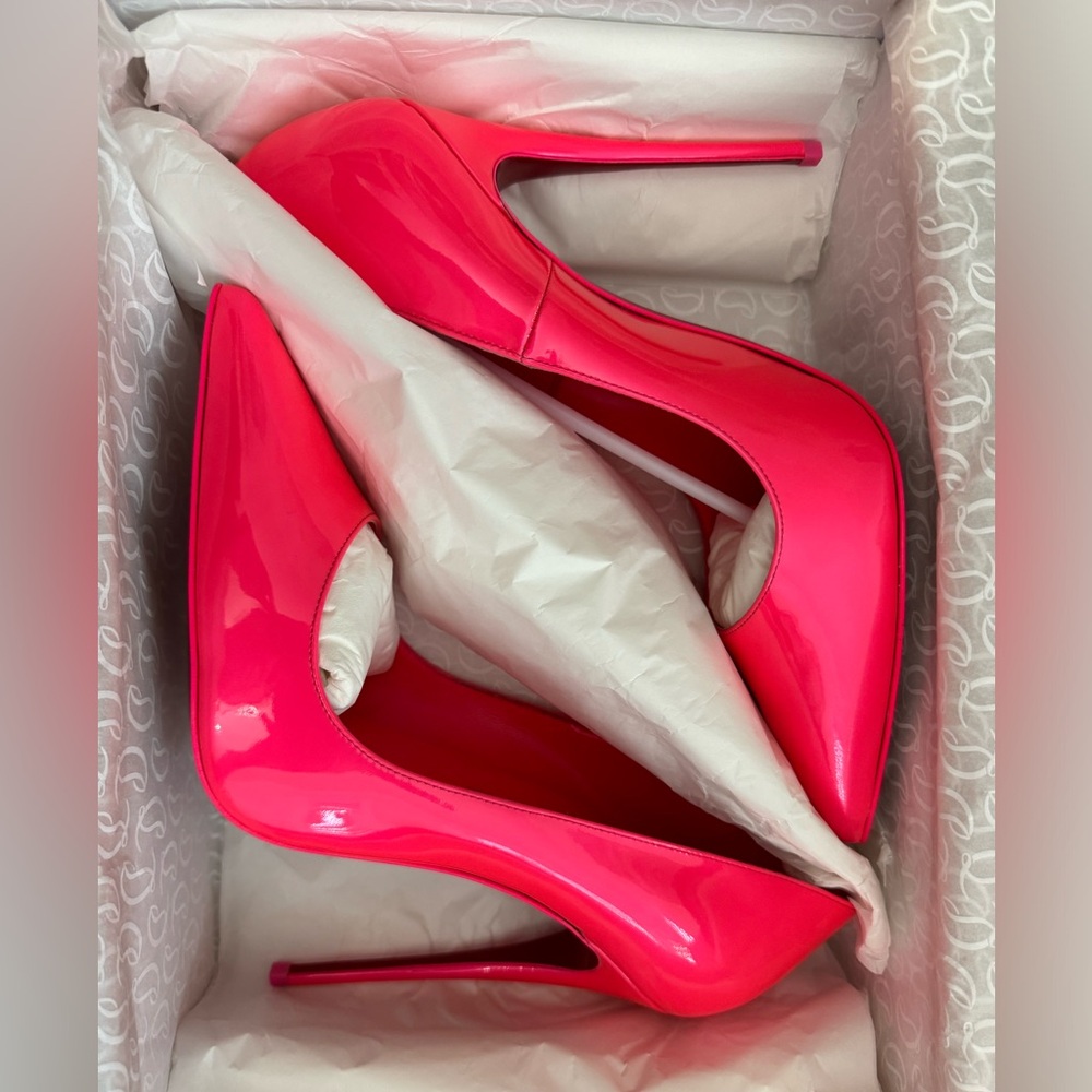 Christian Louboutin So Kate 120 Patent
Perle/Lin
Pumps 120 mm, size 39.5.